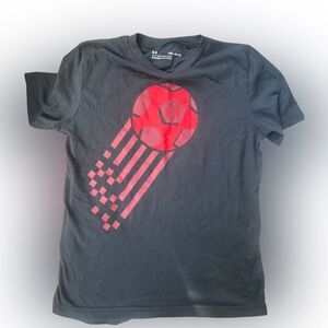 UNDER ARMOUR BLACK/RED SOCCER GRAPHIC LOOSE FIT T SHIRT